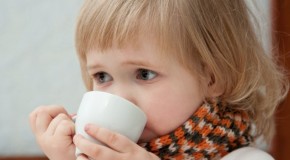 dete pije čaj