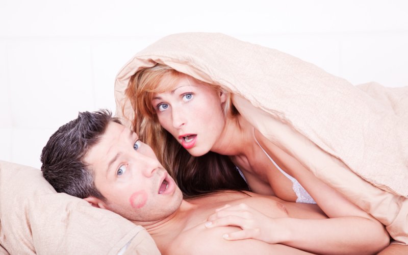 muškarac i žena u krevetu