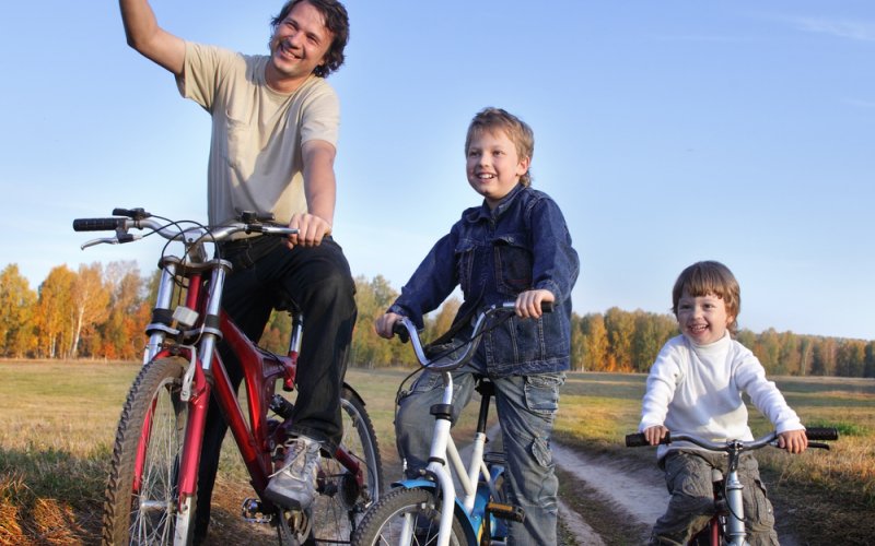 tata i sinovi na biciklima